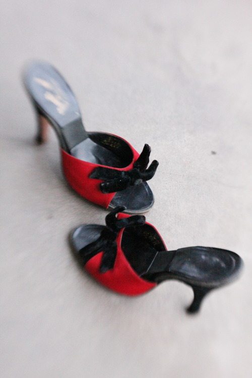New shoes at Mr. Mister Vintage!  Vintage 50&rsquo;s Springolator red suede and black velve