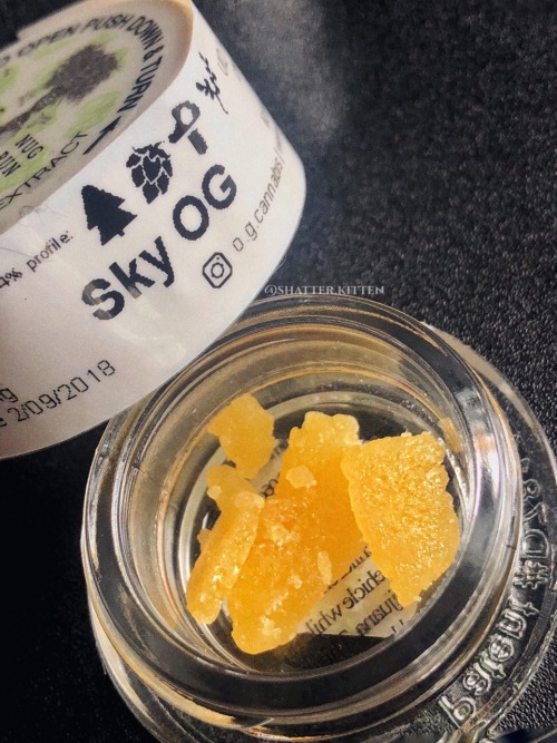 smokinmel: Sky OG to your left and meat breath to your right. Follow my Instagram for more @shatter.