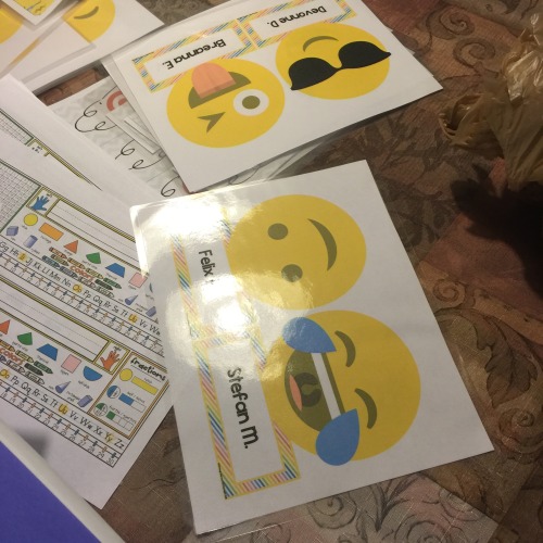 slimetony:kabronex2149:slimetony:mom is laminating emoji signs for her 1st gradersMan as bad as I fe