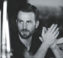 chrisevansisbeautiful:  msjarvis:  Holy smokes…. :o I’m.. I’m………… yeah.. *_*  Same!!!!! thewife101cevans some fingerlovin for ya  Holy smokes indeed&hellip;..whoever found this&hellip;.*blows you 100 kisses