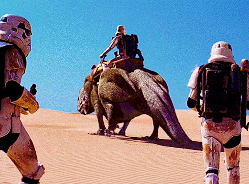 ORIGINAL TRILOGY APPRECIATION WEEK 2021 Day 5 - Favourite Location - Tatooine If There’s A Bright Center