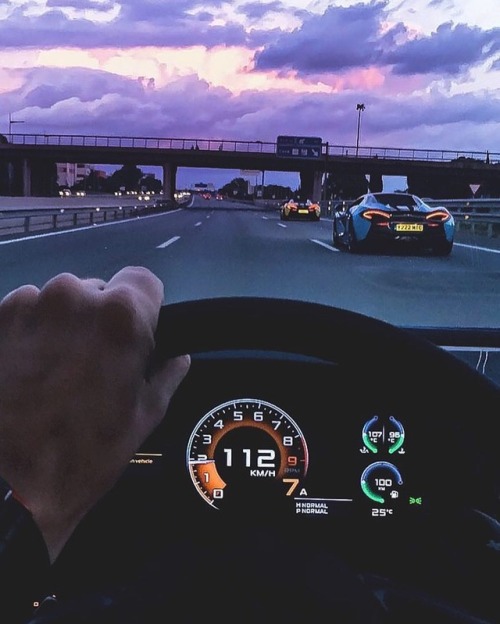McLaren crew ___________________ #mclaren #cars #road #luxury #luxurycars #dashboard #interior #sky 