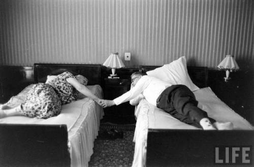 The parents of Gary Powers in their hotel room in Moscow(Carl Mydans. 1960)