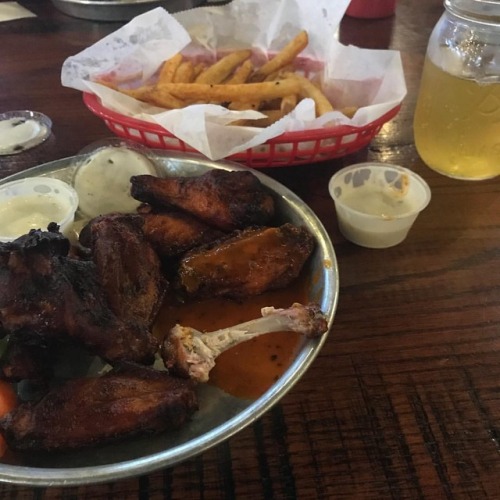good evening with new friends. (at Edley&rsquo;s Bar-B-Que)