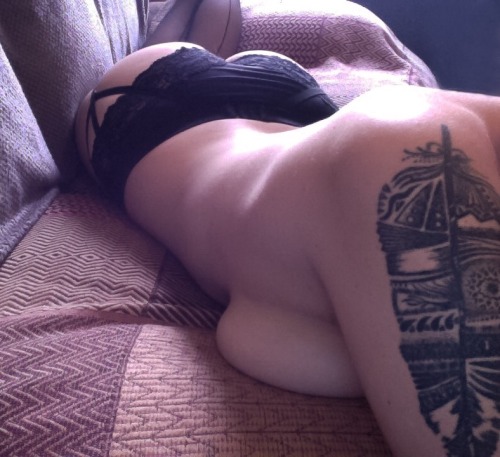 missloftus:  The lighting was just too good to pass up on taking naked selfies 