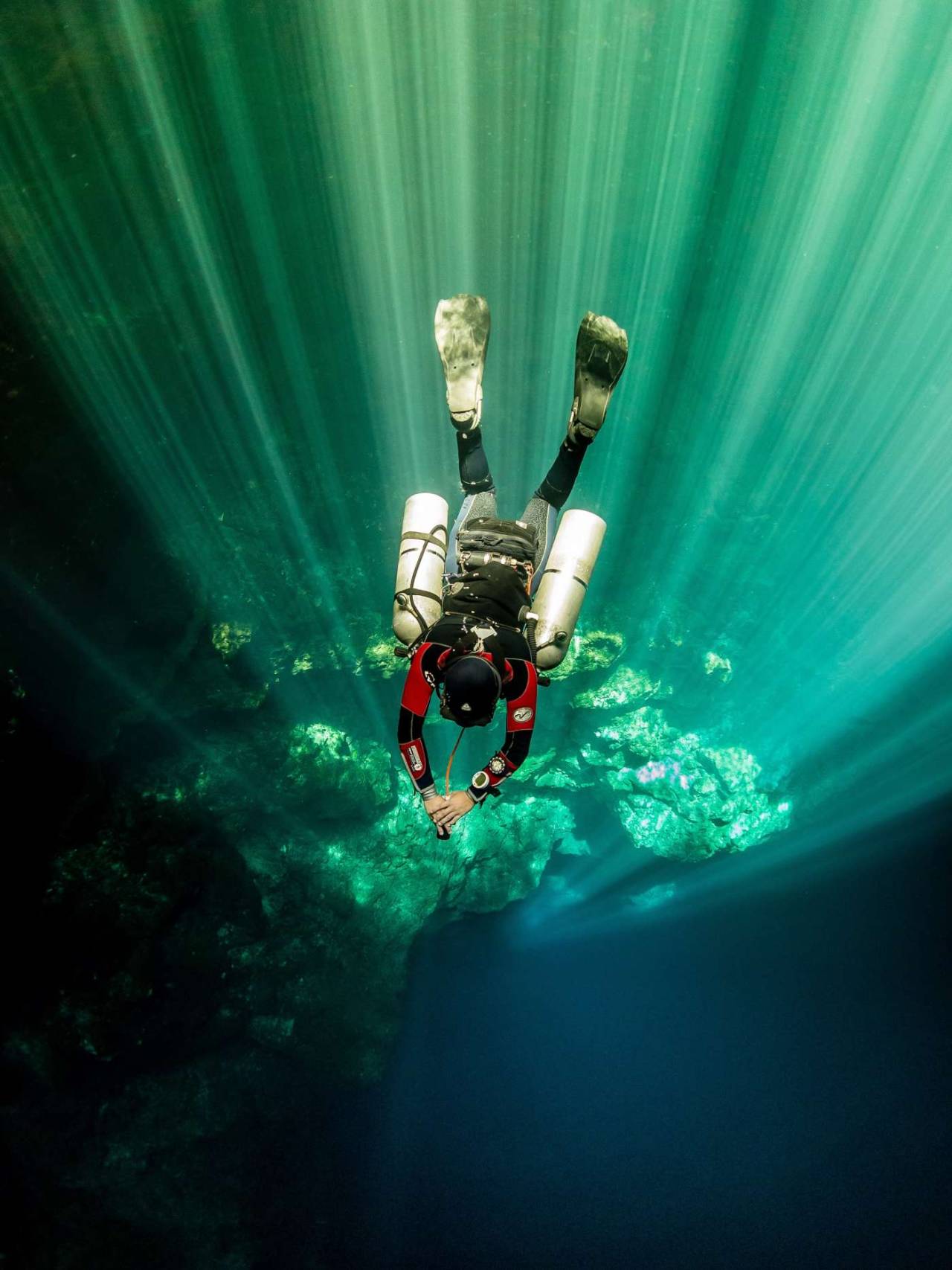 opticxllyaroused:    This Beautiful Underwater Cavern Vista Was Taken Beneath a Jungle