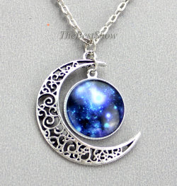wickedclothes:  Crescent Moon Necklace This