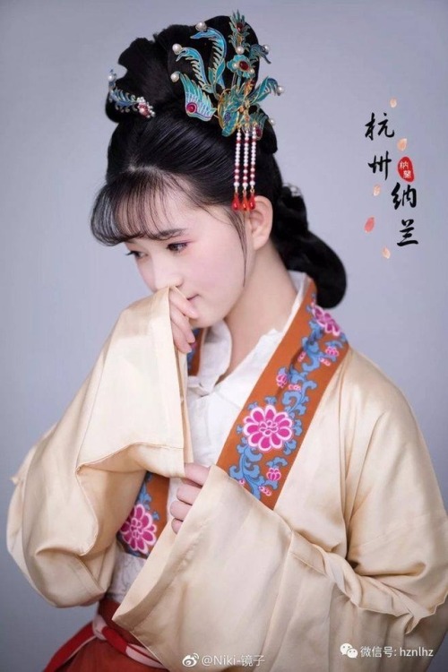 Traditional Chinese hanfu, hairstyle, and accessories.
