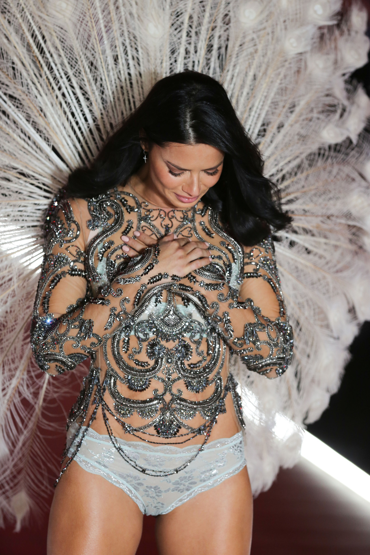 nhlovesadri3:  Adriana Lima walking on her last VS show at the vsfs 2018, on the