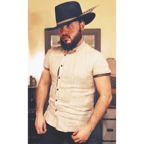 •Men’s Irish Linen Short Sleeve Button Up Shirt. Off Center And Leather Trim On Sleeve. X