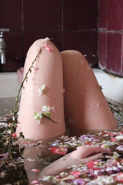 psychedelic-freak-out:  grlvity:  stretching her hand out to catch the stars, she forgets the flowers at her feet   Looooove