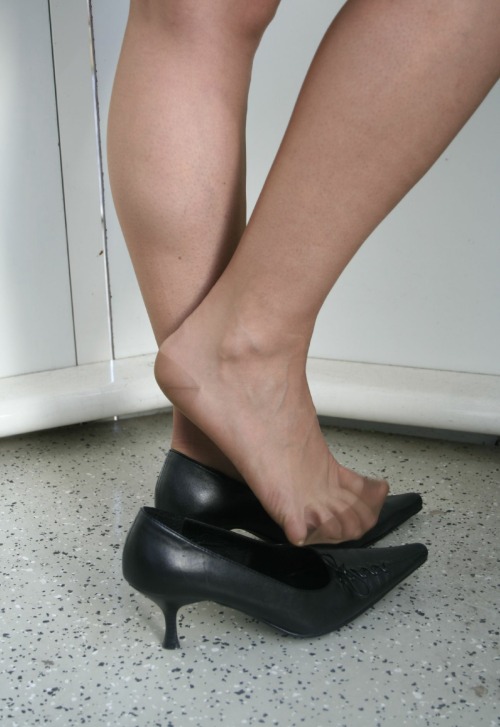 schuhfetisch-hh:  eyeluvfemfeet:  Here’s a mixed bag of foot and shoe goodies !  Jedes einzelne Bild