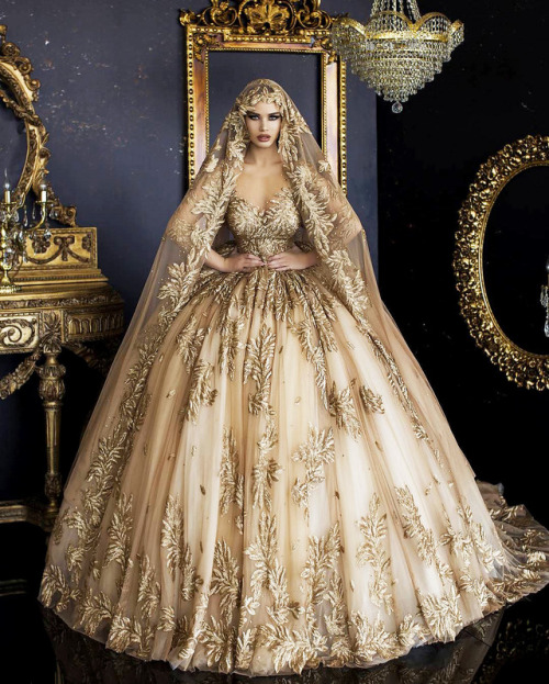 Royal Gold Bridal Ball Gowns (1/?): Parukeri Estetike Merita, BC Linda, Vogue Sposa, Sallon Frida, L