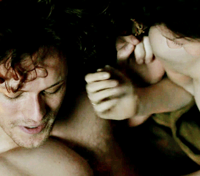 alohamochridhe: Jamie’s soft look + Claire lovingly and softly caressing his chin= me 