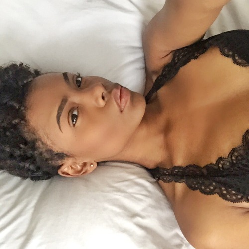 ifyintheskywithdiamonds:  elodiearoura:  Come lay with me ✨  Jesus👀😍