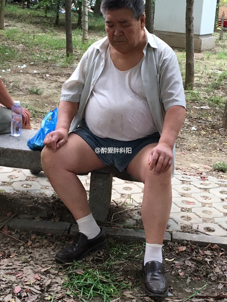 toumodajiba:  大叔的短裤太短了。所有人都可以看到他浑圆肥大的卵蛋，光溜溜的，充满了精种。