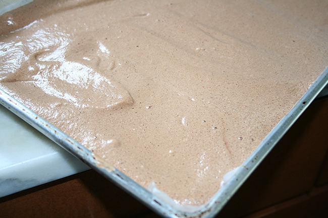 foodffs:  Roll With It: How To Make An Ice Cream Roll Cake Follow for recipes Get