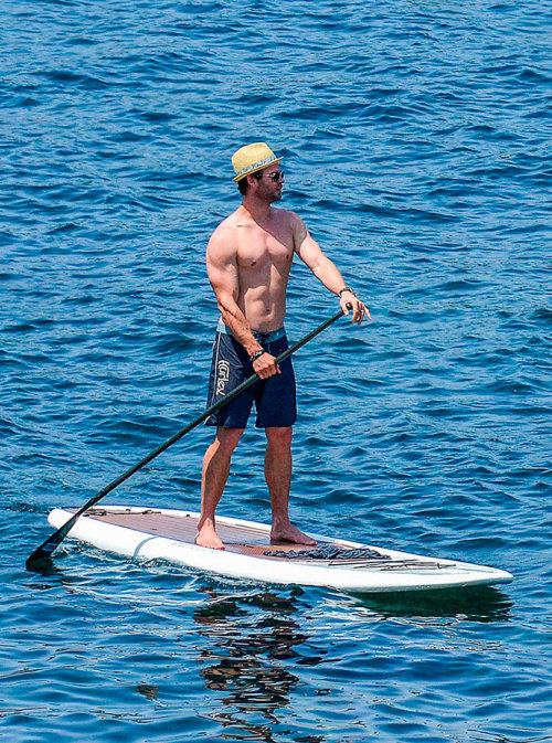 theavengersfans: Chris Hemsworth and Elsa Pataki doing stand-up surf during the weekend.