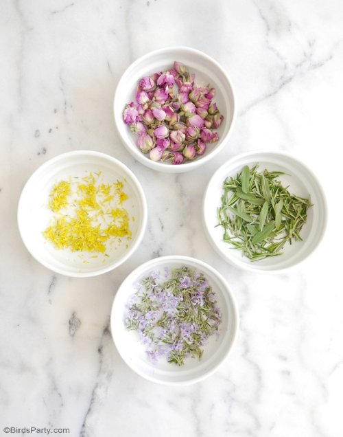  DIY Scented Bath BombsWe’re starting our week with a super fun and gorgeously fragrant DIY.