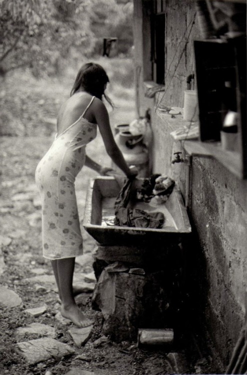 furtho:  Bernard Plossu’s photograph of a woman cleaning clothes, Mexico, 1981 (via D Lind)