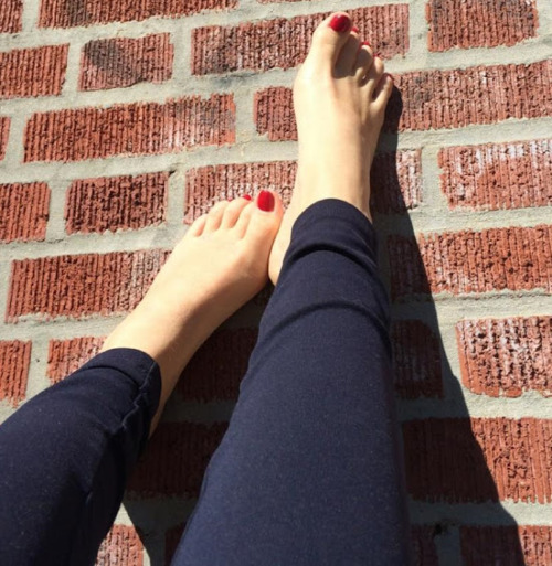 red toes