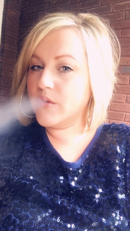 bhylton14: 120hotwife: Happy Tuesday to all my smoking loves!! Marlboro 100’s was on the menu today!