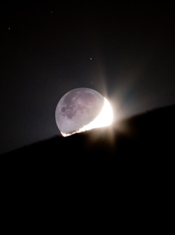 hotteaandoranges:     Zanjan, Iran   The Moonset and EarthShine * by Taha Tebyani  Just … Wow.