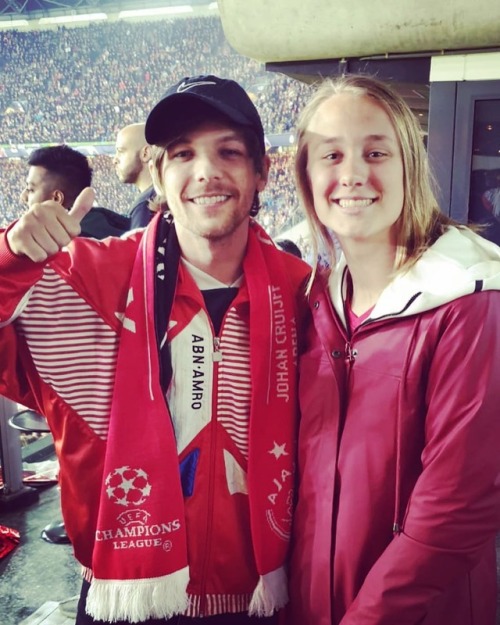 lynn_van_der_sar: Celebrated the goal of Ajax with the amazing singer @louist91