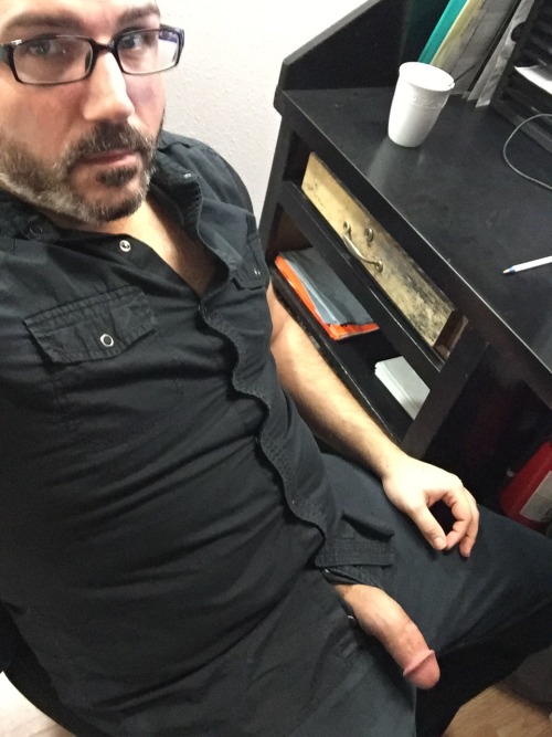 prettyricky8:Jerking off at the front desk at work