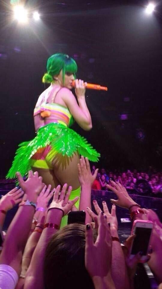 katys-katycats:When your so close to the booty but just not close enough