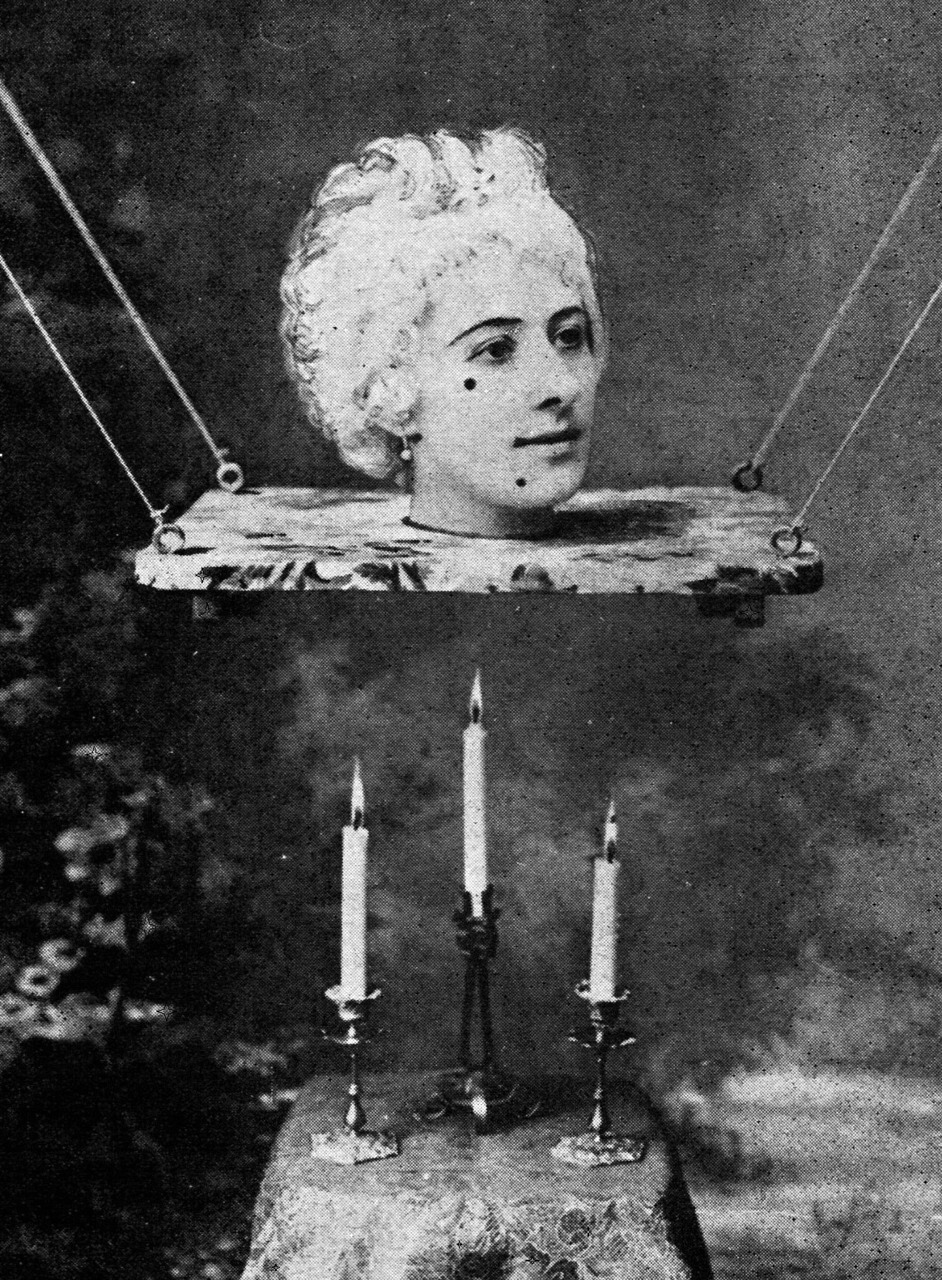 Jeanne d'Alcy dans Escamotage d'une dame de Georges Méliès, 1896. C'est le premier