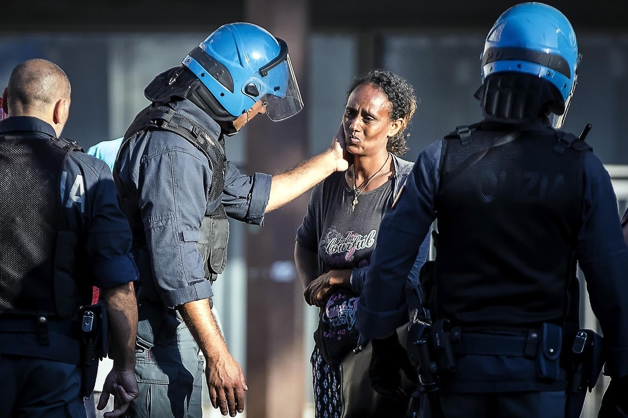 ASILADOS Y DESALOJADOS. Un policía consuela a una mujer mientras un centenar de inmigrantes protestan en la plaza de la Independencia en Roma, Italia, tras haber sido desalojados hace cinco días de un edificio ocupado principalmente por solicitantes...