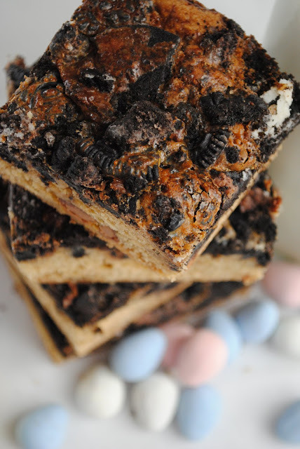 ilovedessert:Cadbury Egg Oreo Cookie Bars