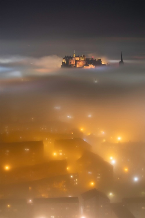 youknowyourescottishwhen:Castle in the cloud. (Source)