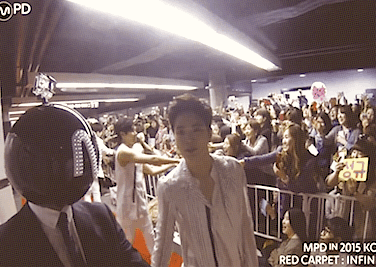 star-hoya: Infinite @ KCON Red Carpet in Japan waving and blowing kisses to you. 