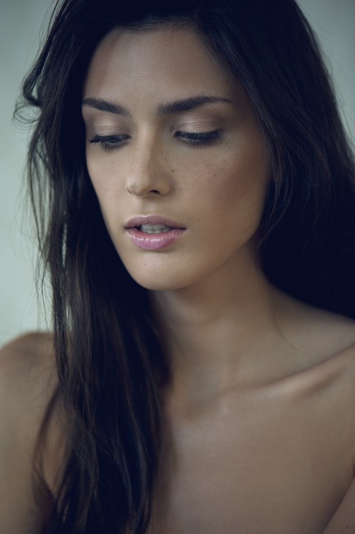 candysroom25:  Faces I love… Such beautiful eyes. And I love that she’s smoking in that bottom pic. 
