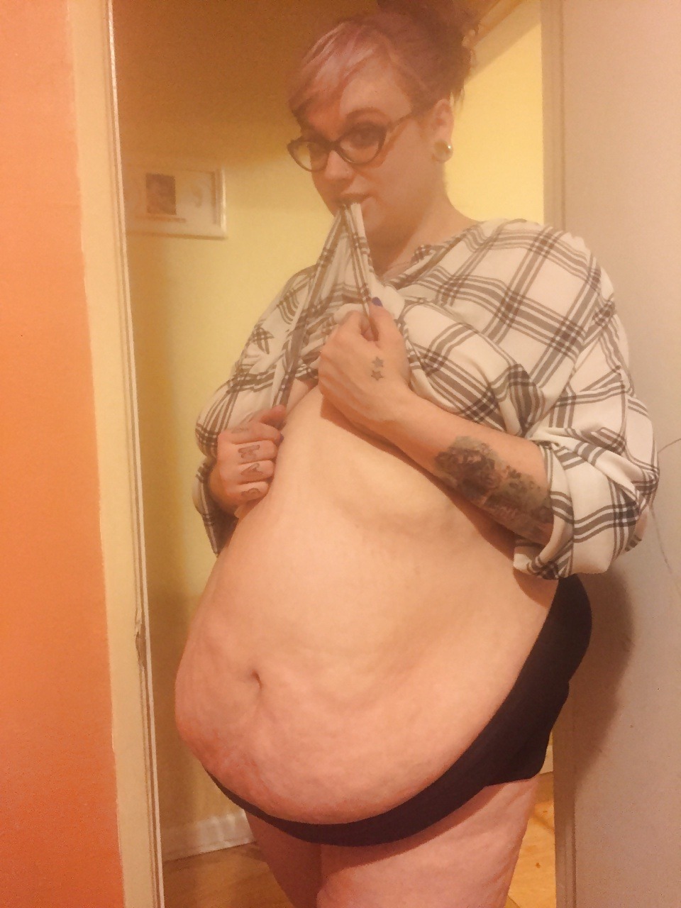 fatssbbwbellies:  Wanna fuck a horny BBW? - CLICK HERE!