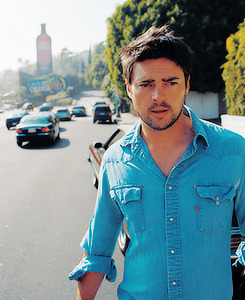 ilikelookingatnakedmen:  daunt:  I’m on a mission to convert all of my followers