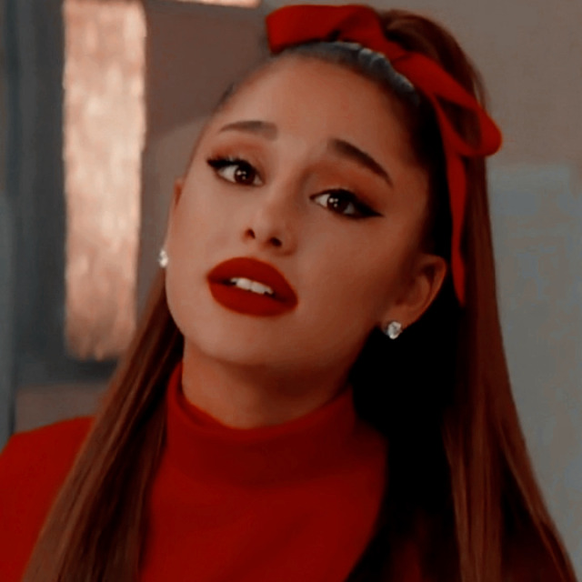 Ariana Grande 
like/reblog if using