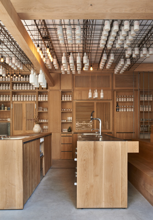 {Loving this woodsy cocktail bar by Buero Wagner. There’s something almost Asian-inspired from
