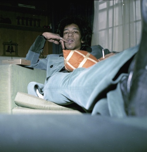 twixnmix:  Jimi Hendrix in Ringo Starr’s apartment at 34 Montagu Square, in Marylebone, London, 1966.  Jimi rented the apartment for £30 a month. He lived with his girlfriend, Kathy Etchingham, and also with his manager, Chas Chandler, and his girlfriend,