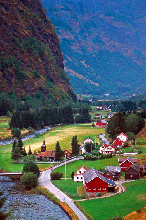 wonderous-world:  Flåm, Norway by Lukas Eklund