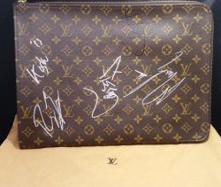 driesvandoting:  Vuitton poche signed by all six members of Korn 