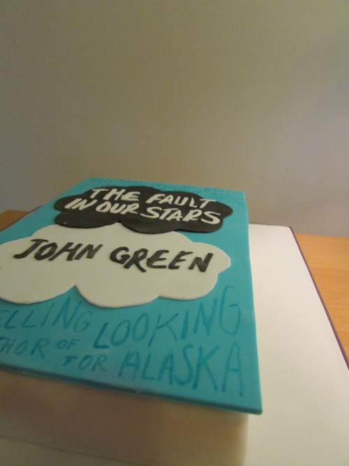 fishingboatproceeds:lexcanroar:spoonfreakgirl:John Green cakes from the Manchester TFiOS Tour! Obvio