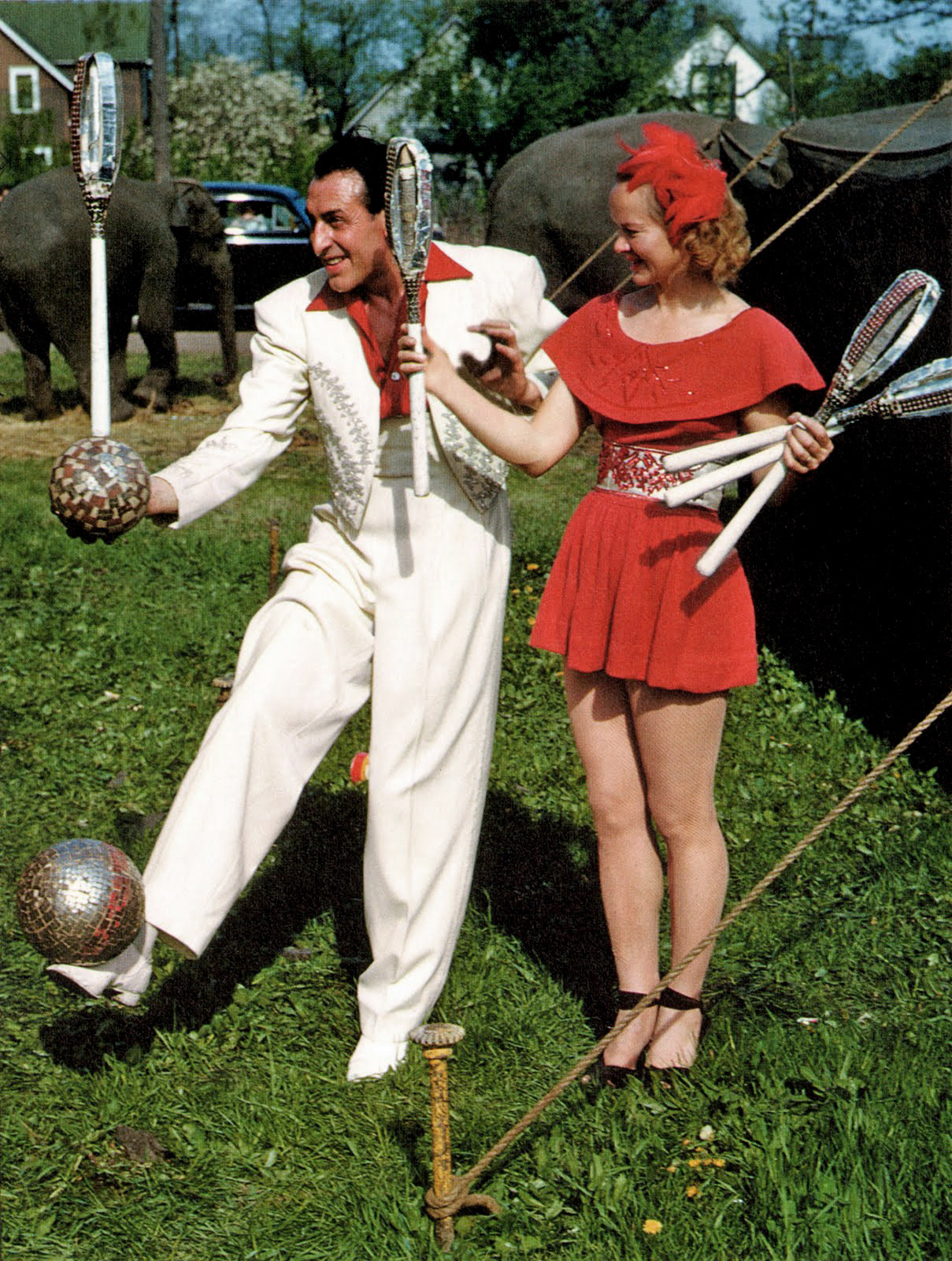 crowcrow:  Colour photographs of circus performers (1940s-1950s)   Thia could be