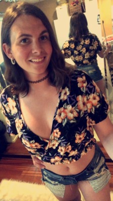 bashfull007:  transgender-lovers:  I’m pretty sure croptops are my new favorite thing. || Hot traps live on cam at https://ift.tt/2nUeuBy  Hot babe 