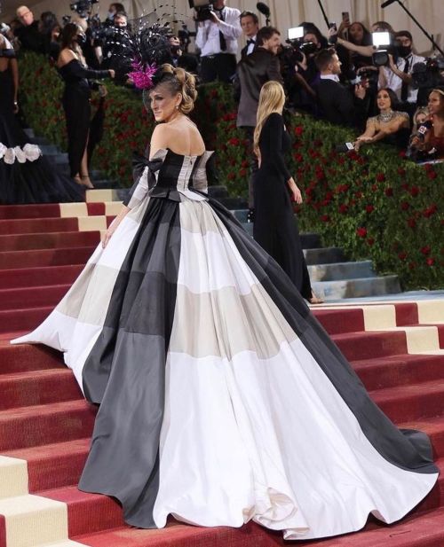 Sarah Jessica Parker at the 2022 Met GalaThis look was inspired by designs by Elizabeth Hobbs Keckle