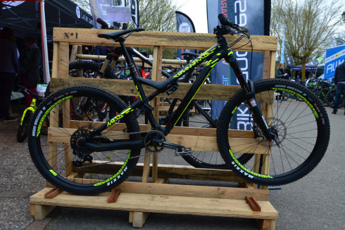 mtbcheck: Commencal Meta AM V4www.mtb-check.com/fr/commencal-meta-am-v4-race-black-2015/