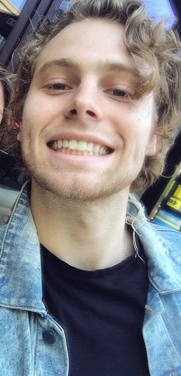 glitterylukess: his smile !!!