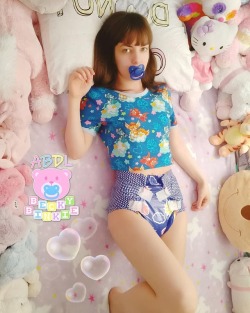 beckybinkie:ฅ(♡ơ ₃ơ)ฅ I feel like some kind of model in this picture. 👑 • • • Onesie: @onesiesdownunder Diaper @thedottydiapercompany ⭐️ 📺 youtube.com/beckybinkie 🇹 beckybinkie.tumblr.com 🐦 twitter.com/beckybinkie 📷